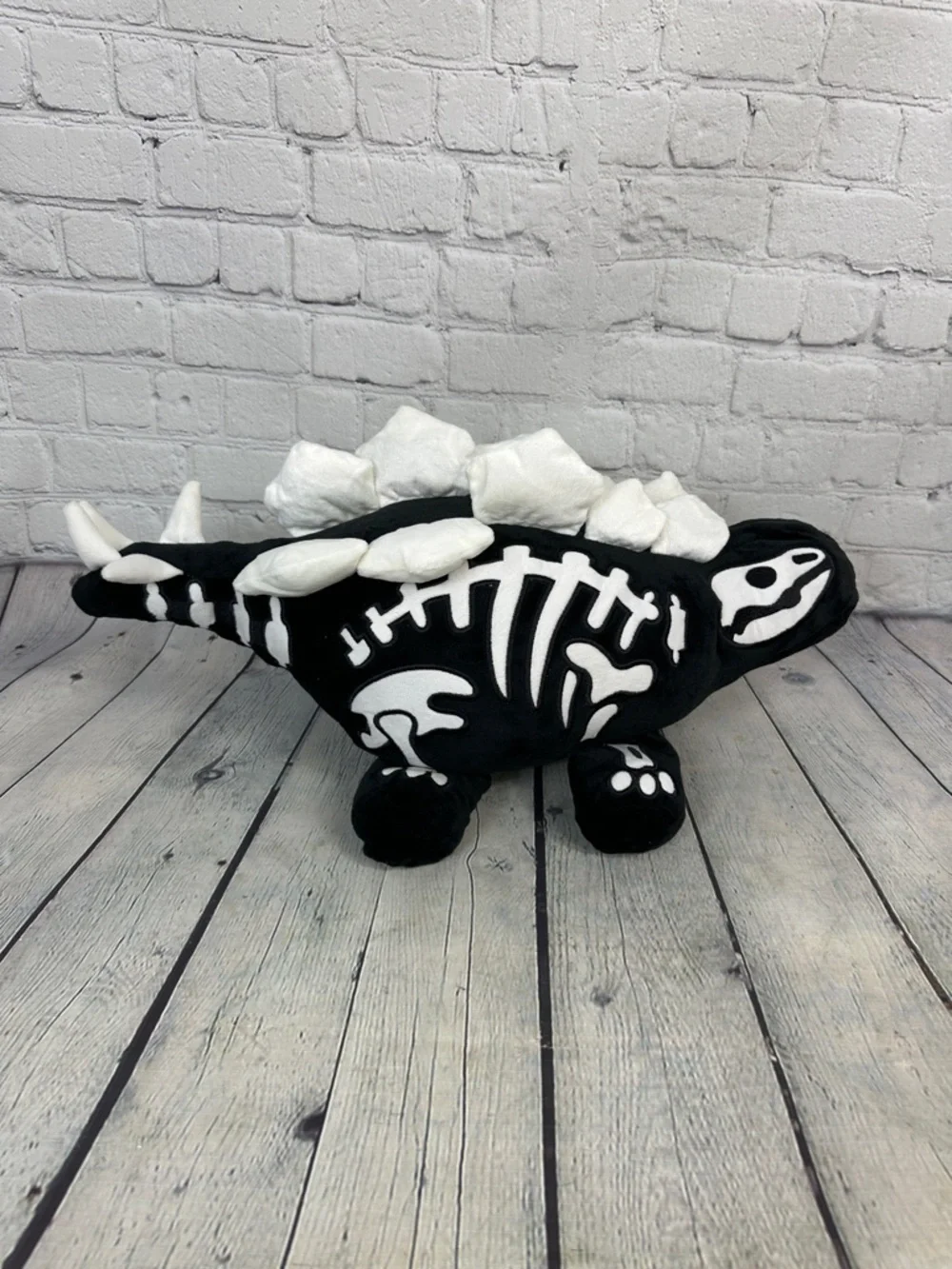 Dinoglows mega stegosaurus glow in the dark NWT *read*